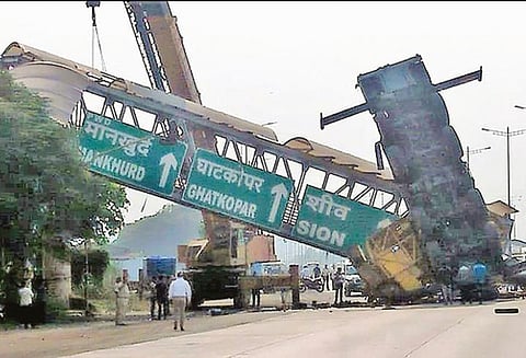 கிரேன் மூலம் அகற்றியபோது ஆகாய நடைபாதை சாலையில் விழுந்தது; பெரும் விபத்து தவிர்ப்பு