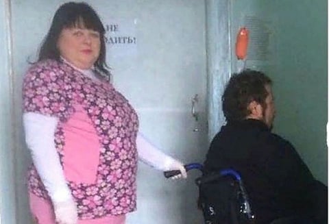 மூச்சு விட சிரமம்: தலையில் கத்தியால் துலை போட முயன்றவர்