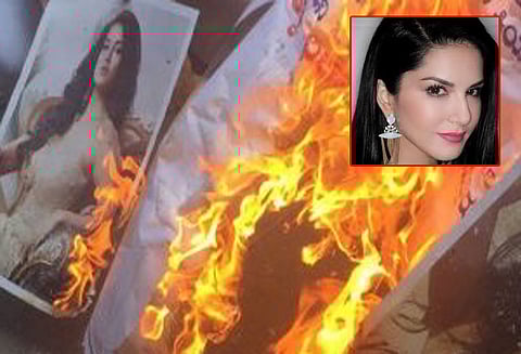 பெங்களூருவில் நடிகை சன்னி லியோன் நிகழ்ச்சிக்கு கன்னட அமைப்பு எதிர்ப்பு; உருவ பொம்மை எரிப்பு