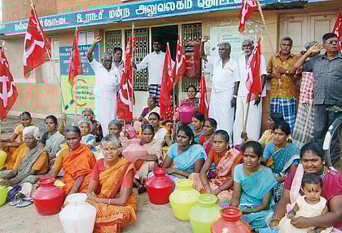 ஊராட்சி அலுவலகத்தை குடிநீர் கேட்டு காலிக்குடங்களுடன் கிராமமக்கள் முற்றுகை