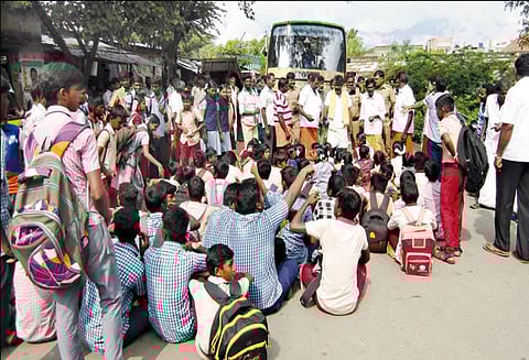 பஸ்சில் ஏறுவதில் தகராறு: இரு கிராம மாணவர்கள் அடுத்தடுத்து சாலை மறியல்; போலீஸ் குவிப்பு