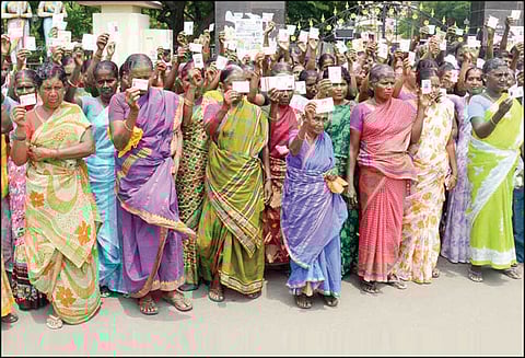 கிரானைட் குவாரியை மூட வலியுறுத்தி நாமக்கல் கலெக்டர் அலுவலகத்தில் வாக்காளர் அடையாள அட்டையை ஒப்படைக்க வந்த பொதுமக்கள்