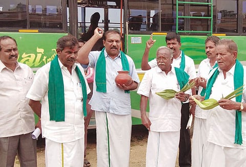 அதியமான்கோட்டையில் தடையை மீறி ஊர்வலமாக சென்ற கள் இயக்கத்தினர் கைது