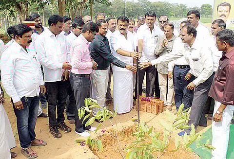 ஓசூர் அந்திவாடியில் ரூ.3.69 கோடியில் உள் விளையாட்டு அரங்கம் அமைச்சர் பாலகிருஷ்ணரெட்டி பணிகளை தொடங்கி வைத்தார்