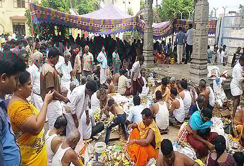 திருவண்ணாமலை, போளூர், ஆரணியில் முன்னோர்களுக்கு தர்ப்பணம் - மகாளய அமாவாசையையொட்டி நடந்தது