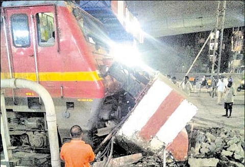 குர்லா டெர்மினசில் பிளாட்பார தடுப்புச்சுவர் மீது ரெயில் மோதி விபத்து நீண்ட தூர ரெயில்கள் தாமதமாக இயக்கம்