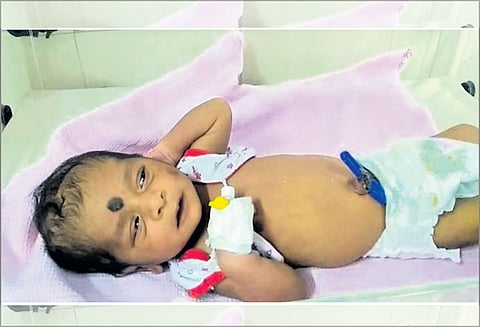 பிறந்து 4 நாட்களே ஆன குழந்தையை வேறு பெண்ணிடம் கொடுத்து விட்டு தப்பி ஓடிய தாய்