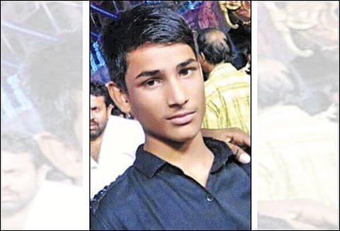 பள்ளி கட்டணம் செலுத்த முடியாததால் 8-ம் வகுப்பு மாணவன் தூக்குப்போட்டு தற்கொலை