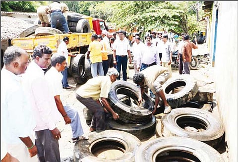 வேலூர்: மழைநீர் தேங்கி நின்ற 100-க்கும் மேற்பட்ட லாரி டயர்கள் பறிமுதல்