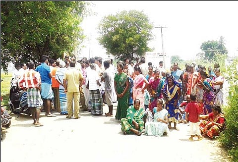 பழுதான சாலையை சீரமைக்கக்கோரி பொதுமக்கள் ‘திடீர்’ மறியல் - அதிகாரிகள் சமரசம்