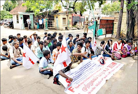 இலவச பஸ் பயண அட்டை வழங்கக்கோரி அரசு போக்குவரத்து கழக பணிமனை முற்றுகை : இந்திய மாணவர் சங்கத்தினர் 44 பேர் கைது