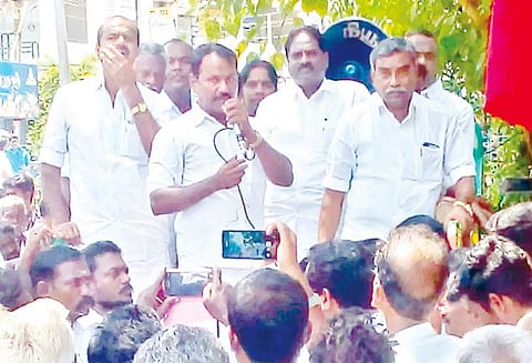 தி.மு.க. பிரமுகரை கொல்ல முயற்சி: மர்ம கும்பலை கைது செய்யக்கோரி ஆர்ப்பாட்டம்