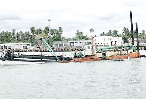 மல்லிப்பட்டினத்தில் மீன்பிடி துறைமுகத்தை ஆழப்படுத்தும் பணி தீவிரம் நவீன எந்திரம் மூலம் நடக்கிறது