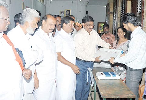 மின்னணு வாக்குப்பதிவு எந்திரங்கள் சரிபார்ப்பு அனைத்து கட்சி பிரமுகர்கள் முன்னிலையில் நடந்தது