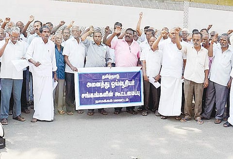 நாமக்கல்லில் ஓய்வூதியர் சங்கங்களின் கூட்டமைப்பினர் ஆர்ப்பாட்டம்