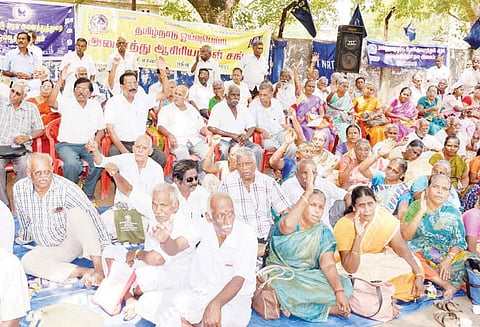 9 அம்ச கோரிக்கைகளை வலியுறுத்தி அனைத்து ஓய்வூதியர் சங்க கூட்டமைப்பினர் தொடர் முழக்க ஆர்ப்பாட்டம்