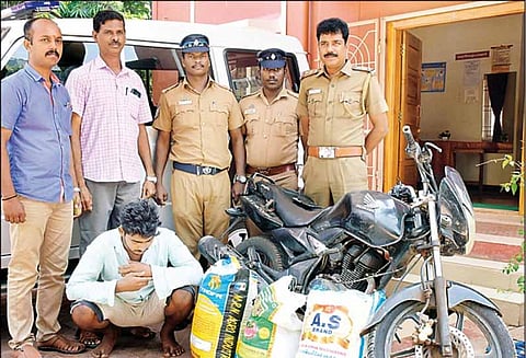 புதுச்சேரியில் இருந்து கடலூருக்கு மோட்டார் சைக்கிளில் கடத்தி வந்த 150 லிட்டர் சாராயம் பறிமுதல்; வாலிபர் கைது