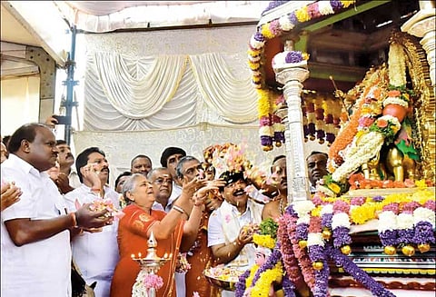 சாமுண்டீஸ்வரி அம்மனுக்கு சிறப்பு பூஜையுடன் தொடங்கியது - மைசூரு தசரா விழா கோலாகலம்