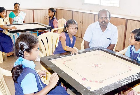 மாவட்ட அளவிலான கேரம் போட்டியில் வெற்றி பெற்றவர்களுக்கு பரிசு