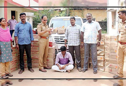 புதுச்சேரியில் இருந்து சீர்காழிக்கு : காரில் கடத்தப்பட்ட ரூ.3½ லட்சம் மதுபாட்டில்கள் பறிமுதல்