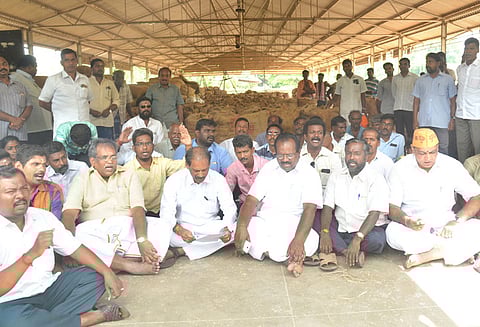 முறைகேடுகள் மீது நடவடிக்கை எடுக்க கோரி ஒழுங்குமுறை விற்பனை கூடத்தில் பா.ஜ.க.வினர் தர்ணா