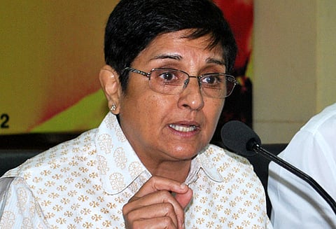 மத்திய அரசிடம் இருந்து நிதி பெற்று கடற்கரை செயற்கை மணல் பரப்பு பணியை முடிக்க வேண்டும் கவர்னர் கிரண்பெடி அறிவுறுத்தல்