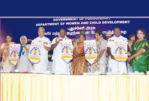 சர்வதேச பெண் குழந்தைகள் தினவிழா: புதுச்சேரியில் பெண்கள் பாதுகாப்புடன் உள்ளனர் நாராயணசாமி பெருமிதம்