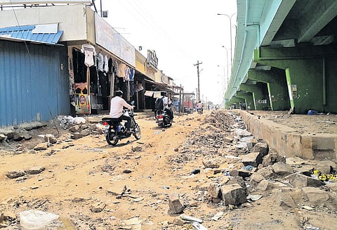 ஒரகடத்தில் குண்டும், குழியுமான சாலையை சீரமைக்க பொதுமக்கள் கோரிக்கை
