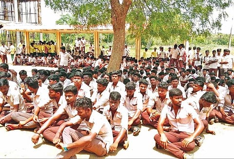 பேட்டை, சுரண்டையில் ; கல்லூரி மாணவர்கள் உள்ளிருப்பு போராட்டம்