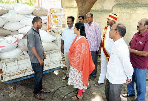 கிருஷ்ணகிரி அருகே ரேஷன் அரிசி கடத்திய டிரைவர் கைது சரக்கு வேன் பறிமுதல்