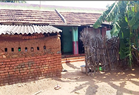 வாணியம்பாடி அருகே பூட்டிய வீட்டுக்குள் தாய் - மகன் பிணம்: கொலையா? போலீஸ் விசாரணை