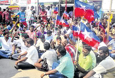 திருக்கழுக்குன்றம் பஸ் நிலையம் அருகே கட்சி பெயர் பலகை அகற்றப்பட்டதற்கு எதிர்ப்பு தெரிவித்து மறியல்