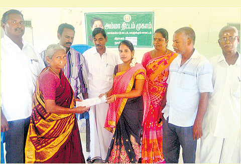 மேலகரமனூர், மாதர்பாக்கம் ஊராட்சிகளில் அம்மா திட்ட முகாம்