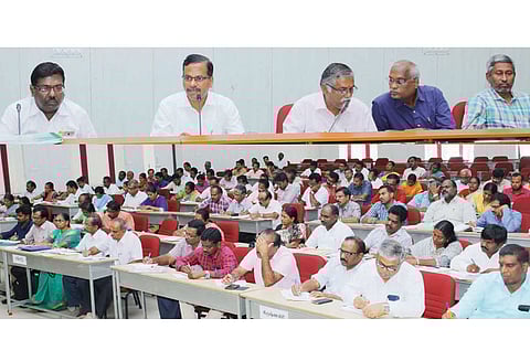 தமிழகத்தில் உணவு தானிய உற்பத்தி இலக்கு 130 லட்சம் மெட்ரிக் டன் ஆய்வுக்கூட்டத்தில் வேளாண்மை இயக்குனர் தகவல்