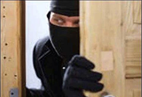 மளிகை கடையில் ரூ.2¼ லட்சம் திருட்டு - மர்ம நபர்கள் கைவரிசை