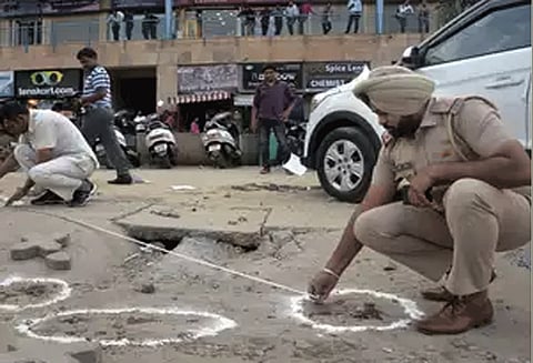 அரியானா: பாதுகாவலரால் துப்பாக்கியால் சுடப்பட்ட நீதிபதியின் மனைவி பலி