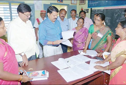 கல்லூரிகளில் சிறப்பு முகாம் நடத்தி இளம் வாக்காளர்களை சேர்க்க வேண்டும் பட்டியல் பார்வையாளரிடம் வலியுறுத்தல்