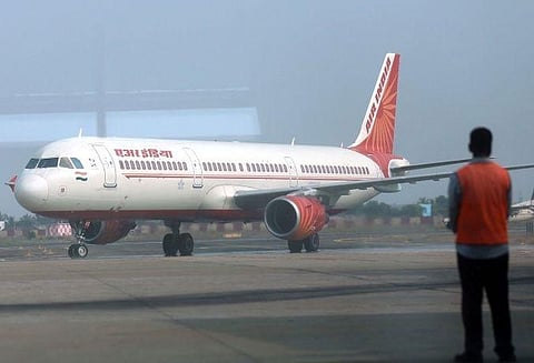 விமானத்தில் இருந்து கீழே விழுந்த விமான பணிப்பெண் படுகாயம் ; மருத்துவமனையில் அனுமதி