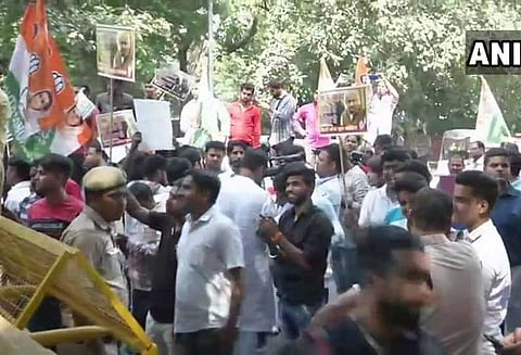 மத்திய மந்திரி எம்.ஜே. அக்பர் உடனடியாக பதவி விலக கோரி இளைஞர் காங்கிரசார் போராட்டம்