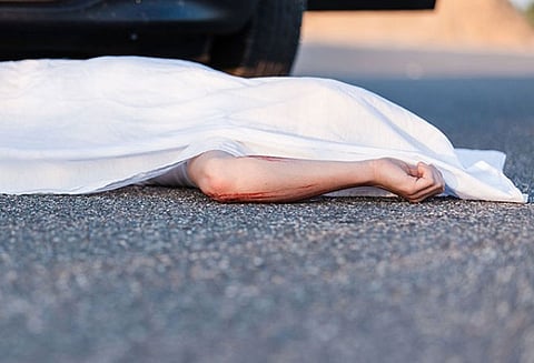 சென்னையில், போதை நபர்கள் விரட்டிச்சென்ற வடமாநில வாலிபர் பஸ் மோதி சாவு