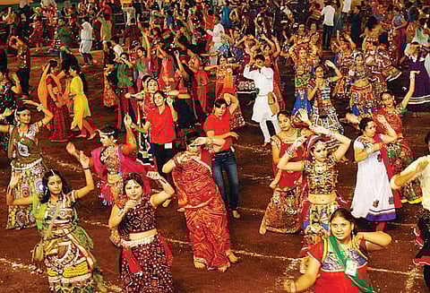 கன்னித்தன்மையை பரிசோதிக்க மறுத்ததால் புனே பெண், தண்டியா நடன அரங்கிற்குள் நுழைய தடை