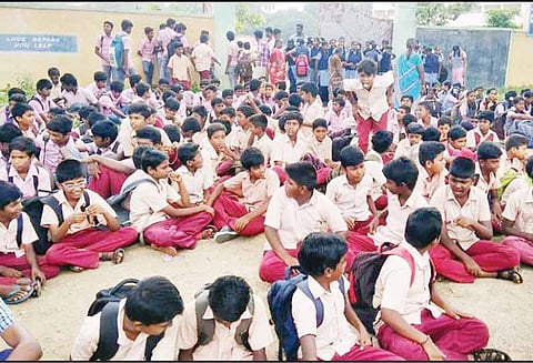 ரெயில்வே சுரங்கப்பாதை பணி தாமதம்: அரசு மேல்நிலைப்பள்ளி மாணவர்கள் வகுப்புகளை புறக்கணித்து போராட்டம்