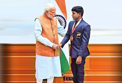 பாரா ஆசிய விளையாட்டு போட்டியில் பதக்கம் வென்ற வீரர்கள் பிரதமரிடம் வாழ்த்து பெற்றனர்