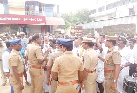 போலீஸ் பாதுகாப்புடன் கூட்டுறவு சங்க தேர்தல் அரசியல் கட்சியினர் வாக்குவாதத்தில் ஈடுபட்டதால் பரபரப்பு