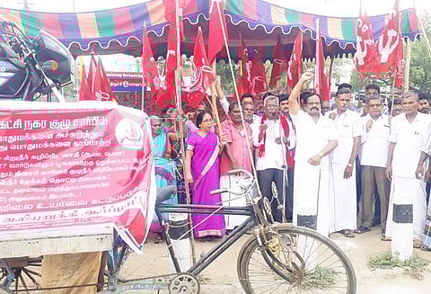 மணப்பாறையில் இந்திய கம்யூனிஸ்டு கட்சியினர் ஆர்ப்பாட்டம் கோரிக்கைகளை விளக்கி பெண்கள் ஒப்பாரி