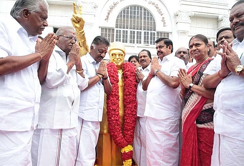 அதிமுக 47ம் ஆண்டு தொடக்க விழா எம்ஜிஆர் -ஜெயலலிதா சிலைகளுக்கு மாலை அணிவித்து மரியாதை