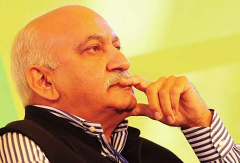 மத்திய மந்திரி பதவி விலகல்; பெண் பத்திரிகையாளர்கள் வரவேற்பு