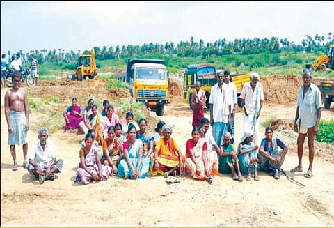 எடப்பாடி அருகே மண் கடத்திய டிப்பர் லாரி, டிராக்டர்கள் சிறைபிடிப்பு - மறியலிலும் ஈடுபட்டதால் பரபரப்பு