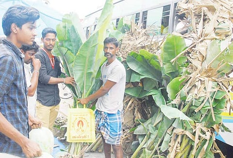 ஆயுதபூஜைக்கு பொருட்கள் வாங்க அலைமோதிய மக்கள் கூட்டம் பூ, பழங்கள் விலை அதிகரிப்பு