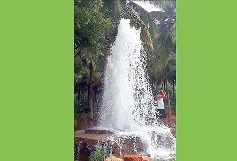 மேட்டூர் அருகே குடிநீர் குழாயில் உடைப்பு; வீணாகிய தண்ணீர்